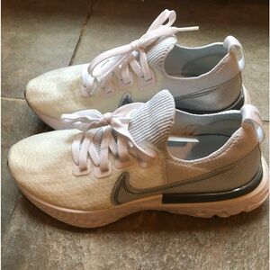Women’s size 7 Nikes. Nike react infinity perfect condition. never been worn.